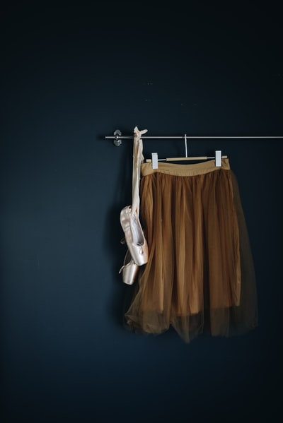 挂在墙上的棕色裙子